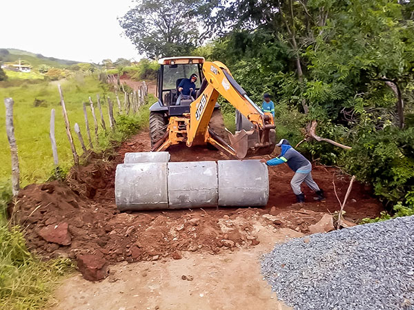 Prefeito de Granjeiro acompanha obras de instalação de bueiros no Riacho de Areia