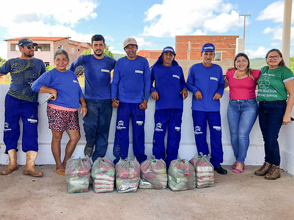 Em Granjeiro, Governo do Povo entrega cestas básicas para catadores de materiais recicláveis